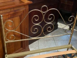 Lit une personne de style romantique en laiton avec table de chevet