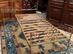Lit une personne de style romantique en laiton avec table de chevet