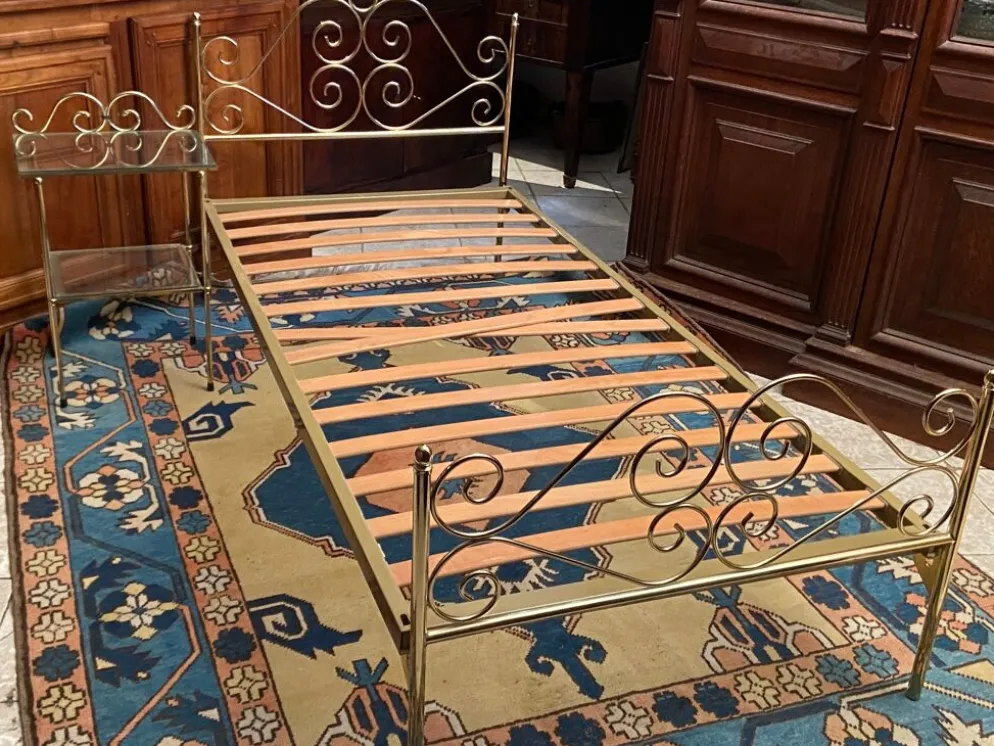 Lit une personne de style romantique en laiton avec table de chevet