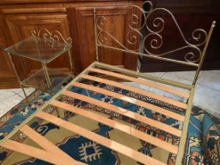 Lit une personne de style romantique en laiton avec table de chevet