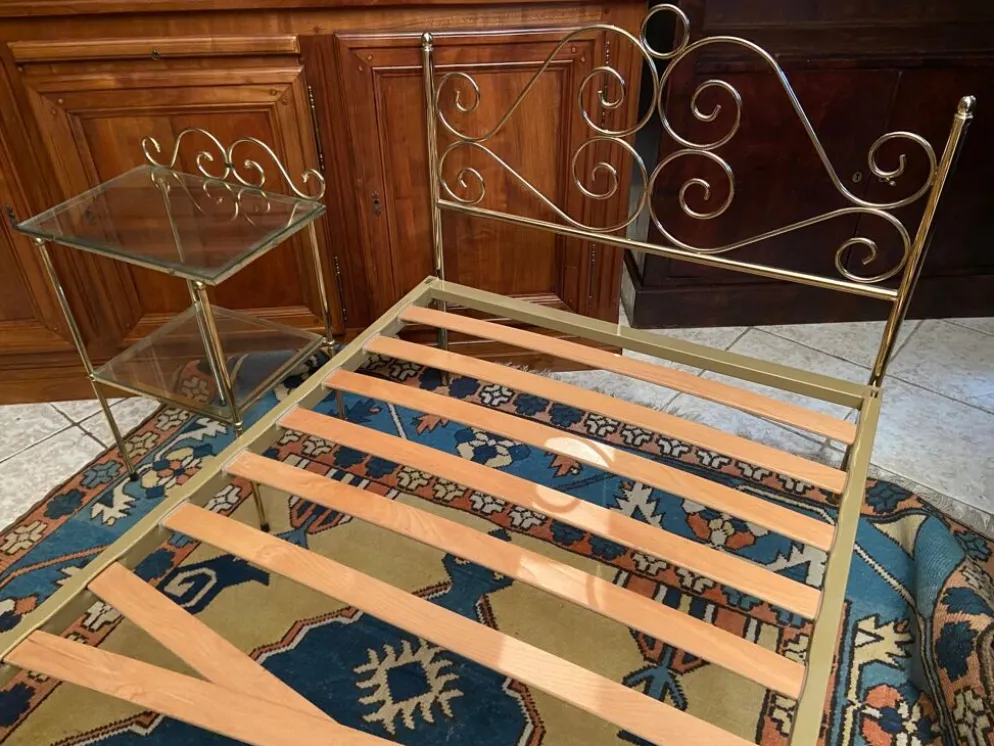 Lit une personne de style romantique en laiton avec table de chevet