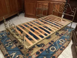 Lit une personne de style romantique en laiton avec table de chevet