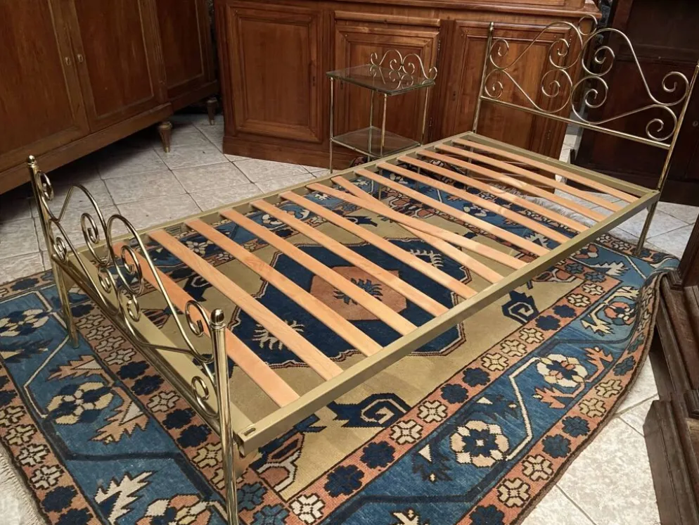 Lit une personne de style romantique en laiton avec table de chevet