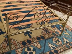 Lit une personne de style romantique en laiton avec table de chevet