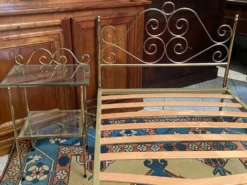 Lit une personne de style romantique en laiton avec table de chevet