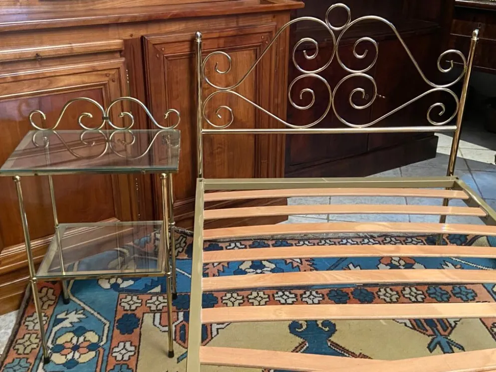 Lit une personne de style romantique en laiton avec table de chevet