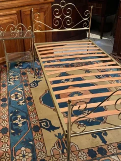 Lit une personne de style romantique en laiton avec table de chevet