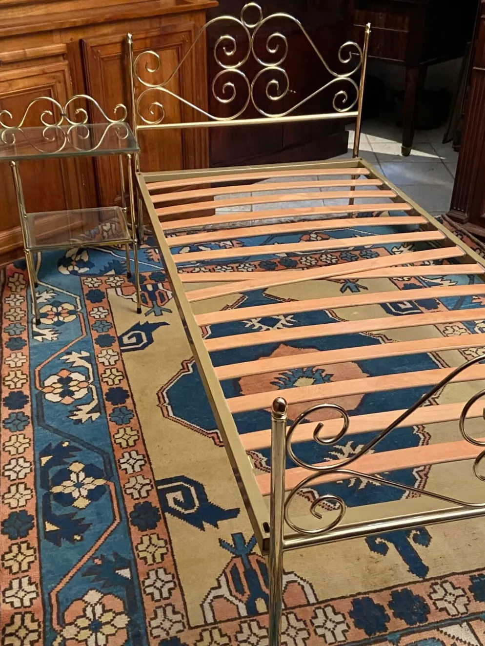 Lit une personne de style romantique en laiton avec table de chevet