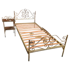 Lit une personne de style romantique en laiton avec table de chevet
