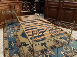 Lit une personne de style romantique en laiton avec table de chevet