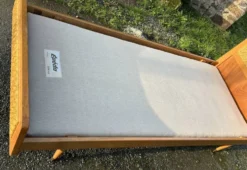 Lit une place vintage bois et cannage, pieds compas – sommier 80 × 190 cm