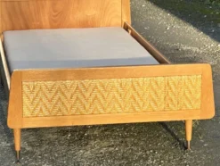 Lit une place vintage bois et cannage, pieds compas – sommier 80 × 190 cm