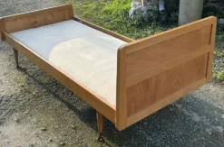 Lit une place vintage bois et cannage, pieds compas – sommier 80 × 190 cm