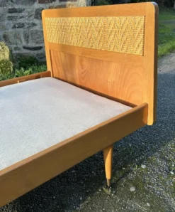 Lit une place vintage bois et cannage, pieds compas – sommier 80 × 190 cm