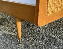 Lit une place vintage bois et cannage, pieds compas – sommier 80 × 190 cm