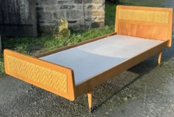 Lit une place vintage bois et cannage, pieds compas – sommier 80 × 190 cm