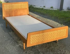 Lit une place vintage bois et cannage, pieds compas – sommier 80 × 190 cm