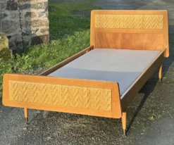 Lit une place vintage bois et cannage, pieds compas – sommier 80 × 190 cm