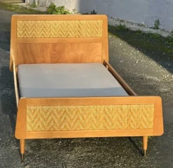 Lit une place vintage bois et cannage, pieds compas – sommier 80 × 190 cm