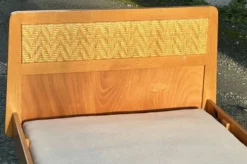 Lit une place vintage bois et cannage, pieds compas – sommier 80 × 190 cm