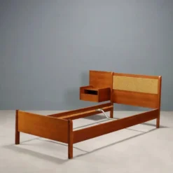 Lit vintage design avec table de chevet, placage de teck, tissu, années 1960