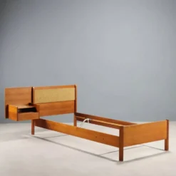 Lit vintage design avec table de chevet, placage de teck, tissu, années 1960