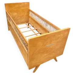 Lit vintage pour enfant - en rotin et bois - 1960