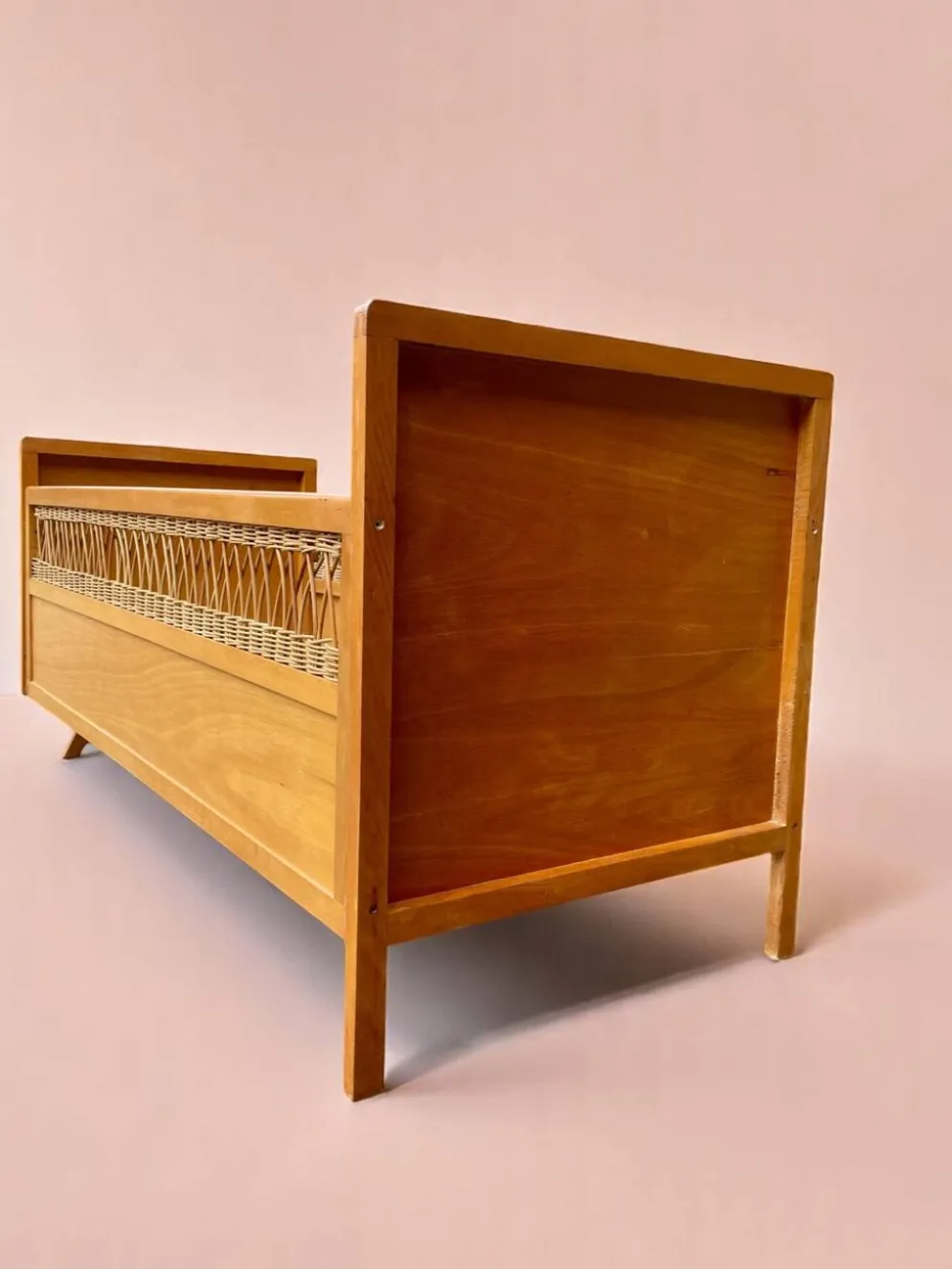 Lit vintage pour enfant - en rotin et bois - 1960