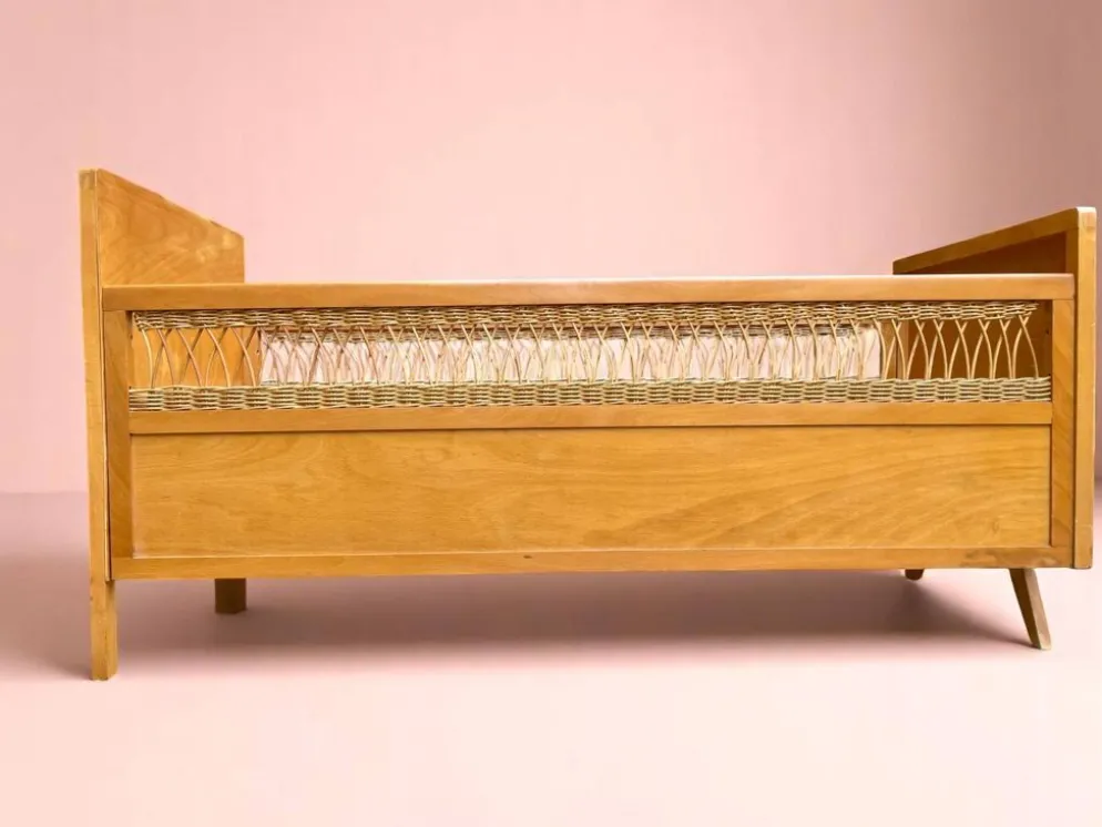 Lit vintage pour enfant - en rotin et bois - 1960
