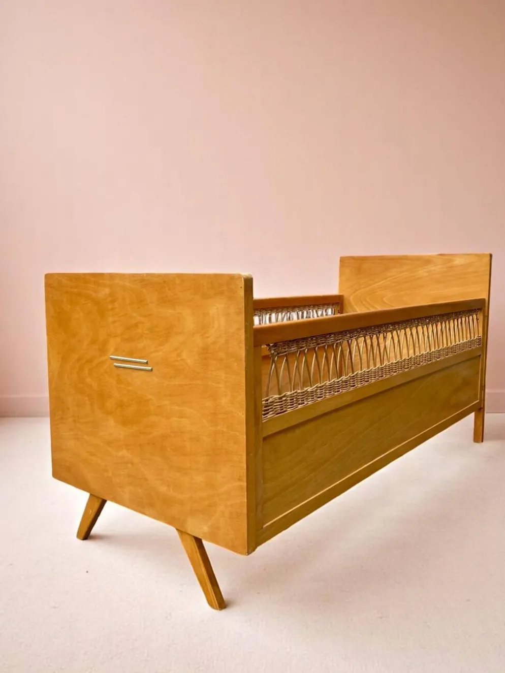 Lit vintage pour enfant - en rotin et bois - 1960