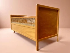 Lit vintage pour enfant - en rotin et bois - 1960