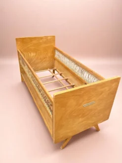 Lit vintage pour enfant - en rotin et bois - 1960