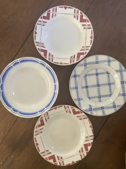 Lot assiettes creuses anciennes en rouge et bleu.