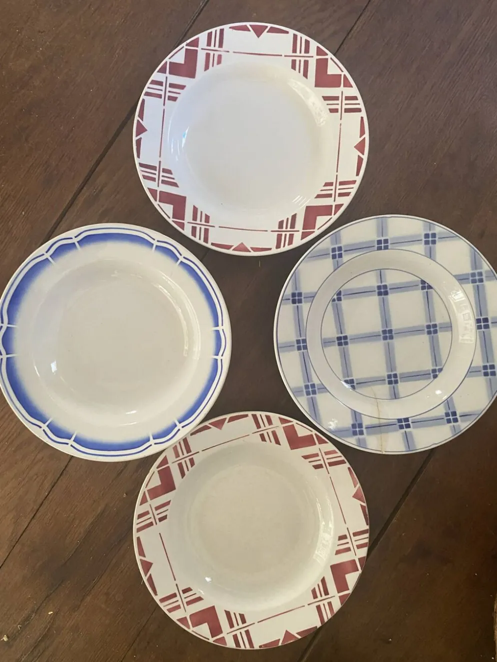 Lot assiettes creuses anciennes en rouge et bleu.