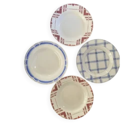 Lot assiettes creuses anciennes en rouge et bleu.