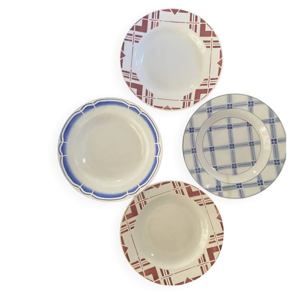 Lot assiettes creuses anciennes en rouge et bleu.