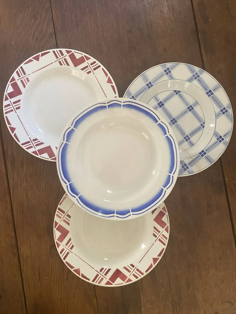 Lot assiettes creuses anciennes en rouge et bleu.