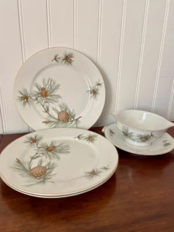 Lot 3 assiettes et saucière en porcelaine Rosenthal