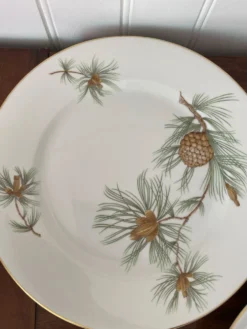 Lot 3 assiettes et saucière en porcelaine Rosenthal