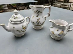 lot carafe, théière, pot à lait Moustiers fait main