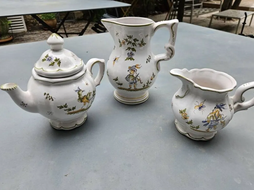 lot carafe, théière, pot à lait Moustiers fait main