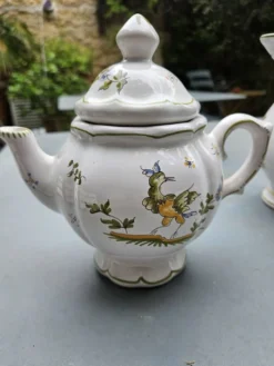 lot carafe, théière, pot à lait Moustiers fait main