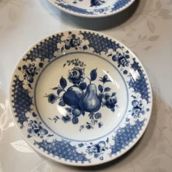 Lot de 4 anciennes assiettes creuses en porcelaine oxford décor bleu - motifs: fruits et fleurs