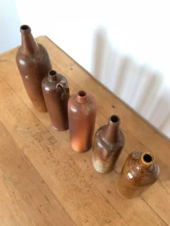 Lot de 5 anciennes bouteilles en grès émaillé
