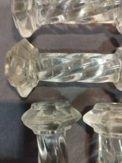 Lot de 4 anciens porte couteaux en verre moulé