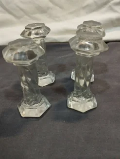 Lot de 4 anciens porte couteaux en verre moulé