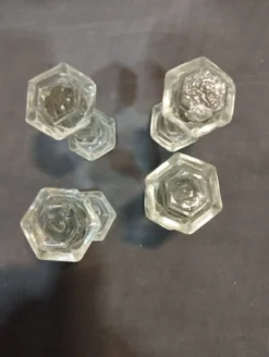 Lot de 4 anciens porte couteaux en verre moulé