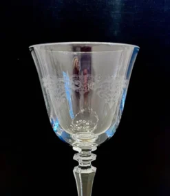 Lot de 11 anciens verres à eau en cristal gravé – Jambe facettée –