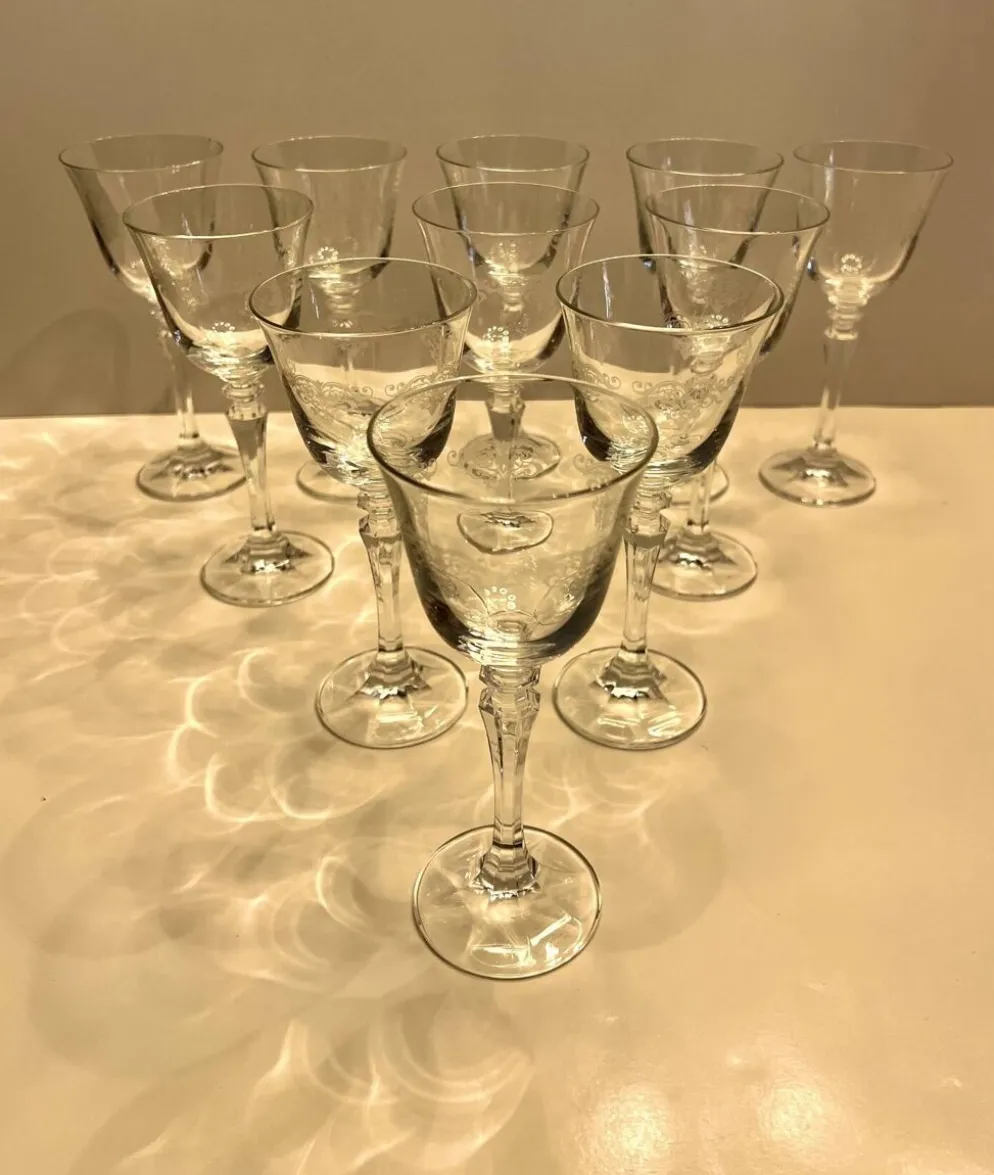Lot de 11 anciens verres à eau en cristal gravé – Jambe facettée –