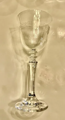 Lot de 11 anciens verres à eau en cristal gravé – Jambe facettée –